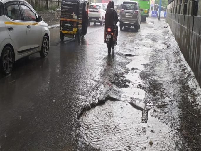 The road has become abandoned due to the administration's negligence; The road from Solapur Bazaar to Goliwal Maidan is full of potholes | प्रशासनाच्या ढकलाढकलीत रस्ता झाला बेवारस; सोलापूर बाजार ते गोळीबार मैदान रस्त्यावर खड्डेच खड्डे The road has become abandoned due to the administration's negligence; The road from Solapur Bazaar to Goliwal Maidan is full of potholes | प्रशासनाच्या ढकलाढकलीत रस्ता झाला बेवारस; सोलापूर बाजार ते गोळीबार मैदान रस्त्यावर खड्डेच खड्डे