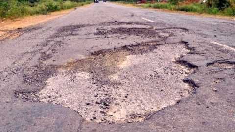 Roads in Nagpur district hit by Rs 70 crore | नागपूर जिल्ह्यात अतिवृष्टीचा रस्त्यांना ७० कोटीचा फटका
