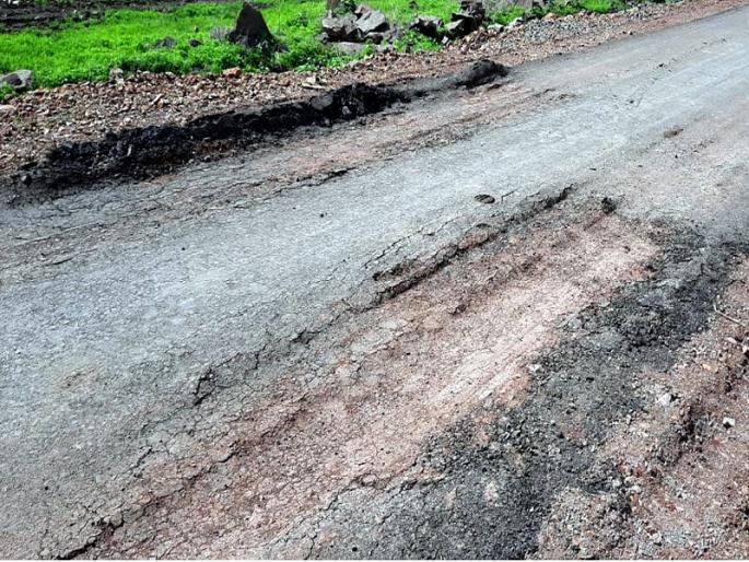 Good for the contractor; ‘GramSadak’ in the name of percentage | कंत्राटदाराचं चांगभलं; टक्केवारीच्या नादात ‘ग्रामसडक’चा बट्ट्याबोळ Good for the contractor; ‘GramSadak’ in the name of percentage | कंत्राटदाराचं चांगभलं; टक्केवारीच्या नादात ‘ग्रामसडक’चा बट्ट्याबोळ