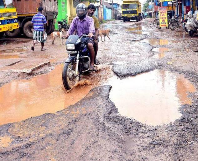 Nagpur: 587 kilometers of roads in damaged condition due to excessive rainfall in rural areas | नागपूर ग्रामीण भागात अतिवृष्टीमुळे ५८७ किलोमीटर लांबीचे रस्ते नादुरुस्त