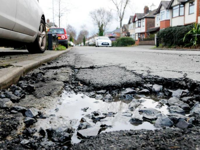 Khadde fell on the streets of Solapur city | सोलापूर शहरातील रस्त्यांवर पडले खड्डे Khadde fell on the streets of Solapur city | सोलापूर शहरातील रस्त्यांवर पडले खड्डे