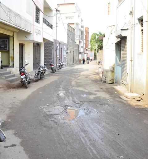 Visit of Siddarameshwar in Solapur; 68 path of traveling for the path of traveling for a little bit of devotees! | सोलापुरची सिद्धरामेश्वरांची यात्रा ; ६८ लिंग पायी यात्रा परिक्रमेचा मार्ग भक्तांसाठी थोडासा खडतरच ! Visit of Siddarameshwar in Solapur; 68 path of traveling for the path of traveling for a little bit of devotees! | सोलापुरची सिद्धरामेश्वरांची यात्रा ; ६८ लिंग पायी यात्रा परिक्रमेचा मार्ग भक्तांसाठी थोडासा खडतरच !