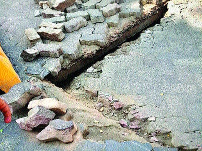 Road closure at Mahalaxmi, neglected administration | महालक्ष्मी येथे रस्ता खचला, प्रशासनाचे केले दुर्लक्ष Road closure at Mahalaxmi, neglected administration | महालक्ष्मी येथे रस्ता खचला, प्रशासनाचे केले दुर्लक्ष