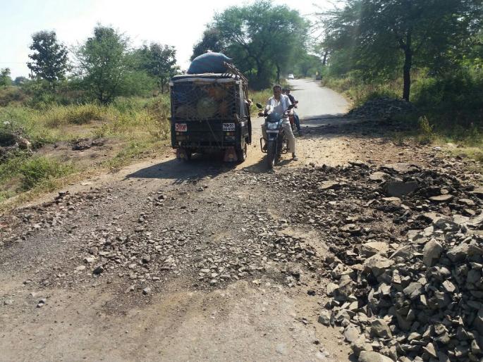 Empire of potholes 25 kilometers away! | ३५ पैकी २५ किलोमीटर अंतरावर खड्ड्यांचेच साम्राज्य! Empire of potholes 25 kilometers away! | ३५ पैकी २५ किलोमीटर अंतरावर खड्ड्यांचेच साम्राज्य!