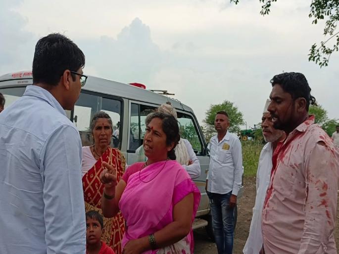 A clash between the two groups took place in front of the government officials who had come to inspect the road at Modekarivasti in Panvan satara | सातारा: रस्त्यावरून वाद, पानवन येथे शासकीय अधिकाऱ्यांसमोरच दोन्ही गटांत तुफान हाणामारी; चौघे जखमी A clash between the two groups took place in front of the government officials who had come to inspect the road at Modekarivasti in Panvan satara | सातारा: रस्त्यावरून वाद, पानवन येथे शासकीय अधिकाऱ्यांसमोरच दोन्ही गटांत तुफान हाणामारी; चौघे जखमी