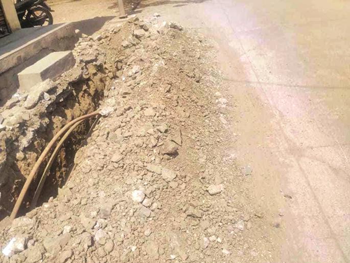 ...Now vandalizing cement roads; Satara- Devlaikars started reminiscing old memories | ...आता सिमेंट रस्त्यांची तोडफोड; सातारा- देवळाईकरांना आठवू लागल्या जुन्या आठवणी ...Now vandalizing cement roads; Satara- Devlaikars started reminiscing old memories | ...आता सिमेंट रस्त्यांची तोडफोड; सातारा- देवळाईकरांना आठवू लागल्या जुन्या आठवणी