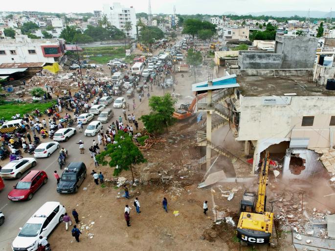 Encroachments demolished, now the Municipal Corporation will demand Rs 1,000 crore from the National Highway for 200 feet wide roads | अतिक्रमण पाडले,आता २०० फुट रुंद रस्त्यांसाठी NHAकडे मनपा करणार १ हजार कोटींची मागणी Encroachments demolished, now the Municipal Corporation will demand Rs 1,000 crore from the National Highway for 200 feet wide roads | अतिक्रमण पाडले,आता २०० फुट रुंद रस्त्यांसाठी NHAकडे मनपा करणार १ हजार कोटींची मागणी
