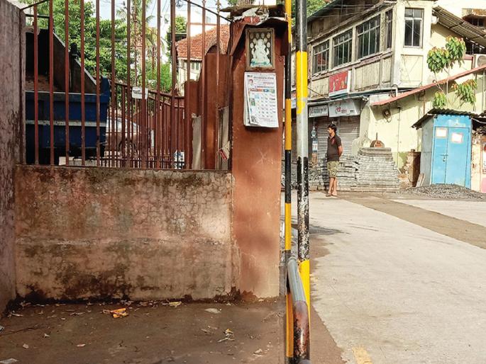 Double-row strategy for road widening | रस्ता रुंदीकरणाच्या कामात दुटप्पी धोरण