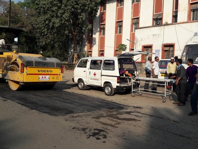 'Patchwork' on pothole road in Valley Hospital area | घाटी रुग्णालय परिसरात खड्डेमय रस्त्यावर ‘पॅचवर्क’ 'Patchwork' on pothole road in Valley Hospital area | घाटी रुग्णालय परिसरात खड्डेमय रस्त्यावर ‘पॅचवर्क’