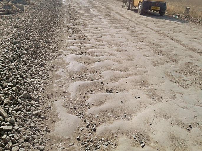 Travel to 'Frog jump' on Jalgaon Road | जळगाव रोडवर ‘बेडूक उड्या’ मारत प्रवास Travel to 'Frog jump' on Jalgaon Road | जळगाव रोडवर ‘बेडूक उड्या’ मारत प्रवास