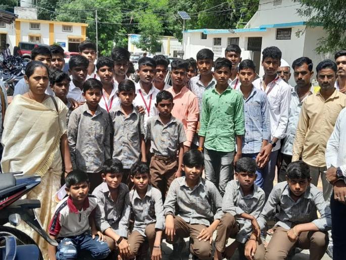 For the road, Shekapur villagers and students strike in Zilla Parishad! | रस्त्यासाठी शेकापूर ग्रामस्थांसह विद्यार्थ्यांची जिल्हा परिषदेत धडक ! For the road, Shekapur villagers and students strike in Zilla Parishad! | रस्त्यासाठी शेकापूर ग्रामस्थांसह विद्यार्थ्यांची जिल्हा परिषदेत धडक !