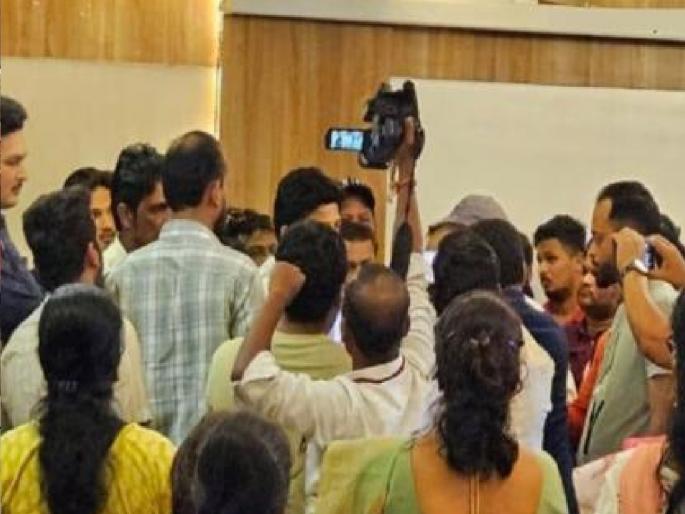 After the meeting called as 'We are Ratnagirikar' regarding potholes in Ratnagiri city was dissolved, now political accusations are being made on it | रत्नागिरीत खड्डे पेटले, राजकीय रणकंदन सुरू; आरोप-प्रत्यारोपांच्या फैरी After the meeting called as 'We are Ratnagirikar' regarding potholes in Ratnagiri city was dissolved, now political accusations are being made on it | रत्नागिरीत खड्डे पेटले, राजकीय रणकंदन सुरू; आरोप-प्रत्यारोपांच्या फैरी