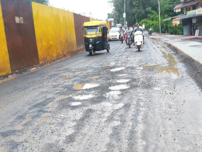 Kankavalli potholes on the highway crippled! | कणकवलीत महामार्गावरील खड्ड्यांमुळे नागरीक त्रस्त ! Kankavalli potholes on the highway crippled! | कणकवलीत महामार्गावरील खड्ड्यांमुळे नागरीक त्रस्त !