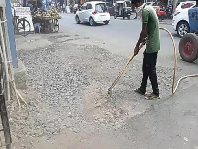 Start of repair of potholes by using scarring; Commissioner of the division | निकृष्ट दर्जाला चाप लावुन खड्डयांच्या दुरुस्तीला सुरुवात; वाटमारीला आयुक्तांचा दणका Start of repair of potholes by using scarring; Commissioner of the division | निकृष्ट दर्जाला चाप लावुन खड्डयांच्या दुरुस्तीला सुरुवात; वाटमारीला आयुक्तांचा दणका