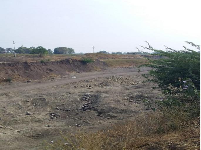 Majalgaon Tahasildar punishes penalty of 34 crores to Dilip Buildcon Company | रस्त्यासाठी अनधिकृत मुरूम उपसा करणाऱ्या दिलीप बिल्डकॉनला 34 कोटींचा दंड  Majalgaon Tahasildar punishes penalty of 34 crores to Dilip Buildcon Company | रस्त्यासाठी अनधिकृत मुरूम उपसा करणाऱ्या दिलीप बिल्डकॉनला 34 कोटींचा दंड