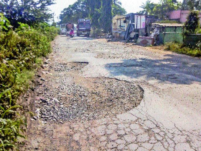 Satara: Pudded; But the danger of accidents is permanent !, the situation in the middle of the road, standing and soil displaced | सातारा : खड्डा मुजवला; पण अपघाताचा धोका कायम!, रस्त्याच्या मध्यावरच स्थिती, खडी अन् माती विस्कटली Satara: Pudded; But the danger of accidents is permanent !, the situation in the middle of the road, standing and soil displaced | सातारा : खड्डा मुजवला; पण अपघाताचा धोका कायम!, रस्त्याच्या मध्यावरच स्थिती, खडी अन् माती विस्कटली