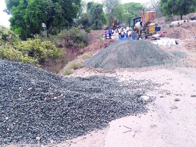 coronavirus: roads, buildings work stopped ; Lockdown hits construction department | coronavirus: रस्ते, इमारतींची कोट्यवधींची कामे थांबली; बांधकाम विभागाला लॉकडाउनचा फटका
