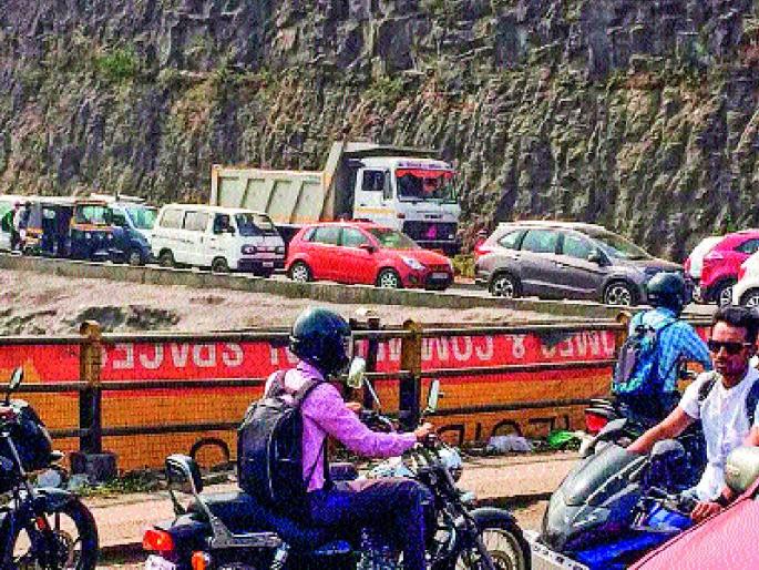 Due to the narrow bridges, Kondich Kondi | अरुंद पुलामुळे कोंडीच कोंडी Due to the narrow bridges, Kondich Kondi | अरुंद पुलामुळे कोंडीच कोंडी