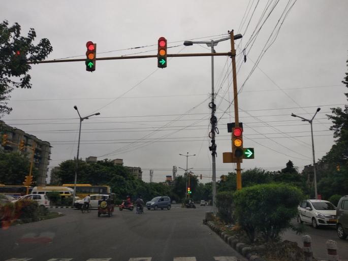 Press the button, stop the traffic and cross the road ! Pelican signal, Nashik residents choose smart option | बटण दाबा, ट्रॅफिक थांबवा अन् रस्ता ओलांडा!; नाशिककरांनी निवडला स्मार्ट पर्याय Press the button, stop the traffic and cross the road ! Pelican signal, Nashik residents choose smart option | बटण दाबा, ट्रॅफिक थांबवा अन् रस्ता ओलांडा!; नाशिककरांनी निवडला स्मार्ट पर्याय