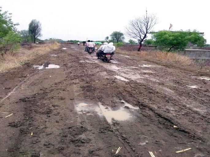Heavy rains washed away roads; 30 crore required for repairs | अतिवृष्टीमुळे रस्ते उखडले; दुरुस्तीसाठी 30 कोटींची गरज Heavy rains washed away roads; 30 crore required for repairs | अतिवृष्टीमुळे रस्ते उखडले; दुरुस्तीसाठी 30 कोटींची गरज