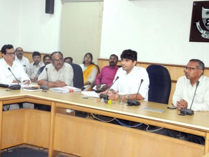 Fill Pits in a week ; Otherwise action: Warning of Municipal Commissioner | आठवडाभरात खड्डे बुजवा; अन्यथा कारवाई : मनपा आयुक्तांचा इशारा Fill Pits in a week ; Otherwise action: Warning of Municipal Commissioner | आठवडाभरात खड्डे बुजवा; अन्यथा कारवाई : मनपा आयुक्तांचा इशारा