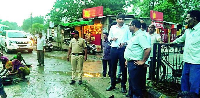 Continue filling pits day and night! Directive by Municipal Commissioner Abhijit Bangar | खड्डे बुजविण्याचे काम दिवसरात्र सुरू ठेवा! मनपा आयुक्त अभिजित बांगर यांचे निर्देश Continue filling pits day and night! Directive by Municipal Commissioner Abhijit Bangar | खड्डे बुजविण्याचे काम दिवसरात्र सुरू ठेवा! मनपा आयुक्त अभिजित बांगर यांचे निर्देश