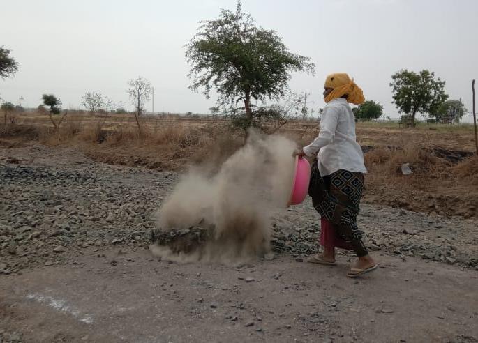 irregularity in the road work in Washim District | अडिच कोटीच्या रस्ता कामात नियमांना बगल