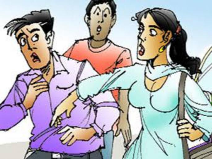 Mother beaten up to road 'Romeo' due to girl tortured | मुलीला छेडणाऱ्या रोड ‘रोमिओ’ ला आई ने दिला चोप Mother beaten up to road 'Romeo' due to girl tortured | मुलीला छेडणाऱ्या रोड ‘रोमिओ’ ला आई ने दिला चोप