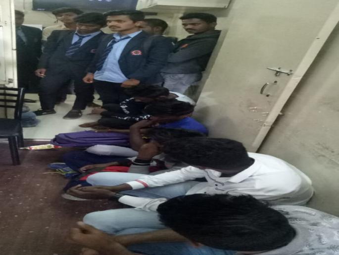 Police take a action against Roadromiyos in the wakad areas | वाकड हद्दीतील रोडरोमियोंना पोलिसी हिसका Police take a action against Roadromiyos in the wakad areas | वाकड हद्दीतील रोडरोमियोंना पोलिसी हिसका