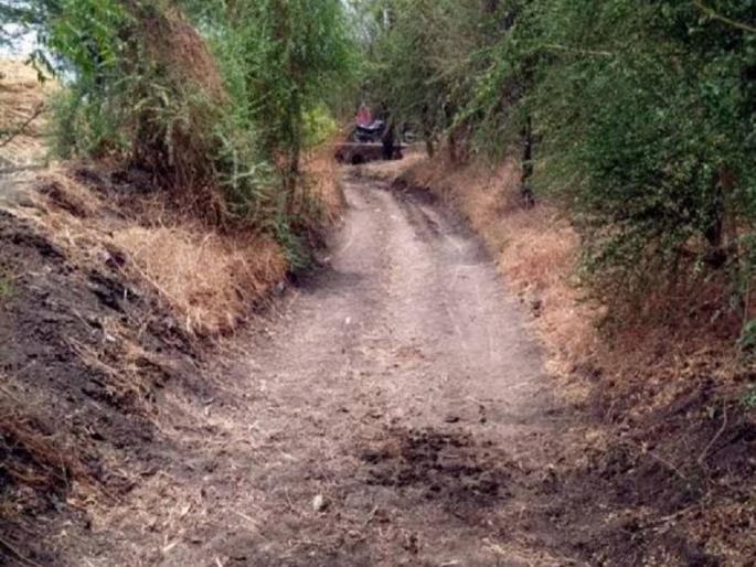 In Chhatrapati Sambhajinagar District, farm Roads are in bad condition, work is slow, only 31 works have been completed so far. | शेतरस्त्यांची ‘वाट’ बिकट; कामांना गती मिळेना, १४७१ पैक्की आतापर्यंत फक्त ३१ कामे पूर्ण In Chhatrapati Sambhajinagar District, farm Roads are in bad condition, work is slow, only 31 works have been completed so far. | शेतरस्त्यांची ‘वाट’ बिकट; कामांना गती मिळेना, १४७१ पैक्की आतापर्यंत फक्त ३१ कामे पूर्ण