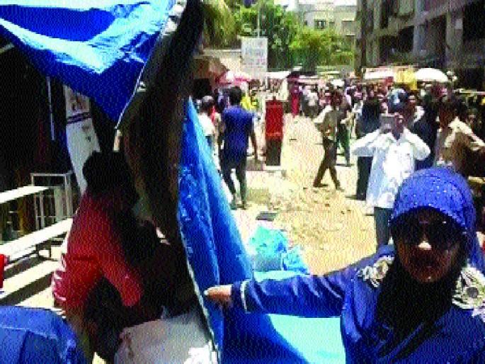 The municipality, the police took action against the hawkers | पालिका, पोलिसांनी फेरीवाल्यांवर केली कारवाई
