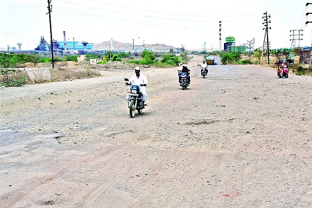 Chandrakant Patil should pay Rs 1 crore for the roads of Kolhapur | कोल्हापूरच्या रस्त्यांसाठी चंद्रकांत पाटील यांनी एक कोटी द्यावेत Chandrakant Patil should pay Rs 1 crore for the roads of Kolhapur | कोल्हापूरच्या रस्त्यांसाठी चंद्रकांत पाटील यांनी एक कोटी द्यावेत