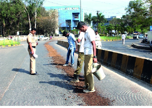 The police came here to help you so that you can not get down | तुम्ही घसरू नये म्हणून पोलिसच आले मदतीला धावून The police came here to help you so that you can not get down | तुम्ही घसरू नये म्हणून पोलिसच आले मदतीला धावून