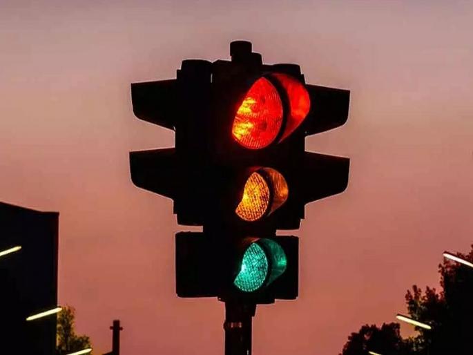 signal will be on till midnight in Pune city now traffic police decision | रात्रीची हुल्लडबाजी बंद; बेजबाबदार वाहनचालकांवर पोलिसांची करडी नजर, मध्यरात्रीही कडक पहारा signal will be on till midnight in Pune city now traffic police decision | रात्रीची हुल्लडबाजी बंद; बेजबाबदार वाहनचालकांवर पोलिसांची करडी नजर, मध्यरात्रीही कडक पहारा