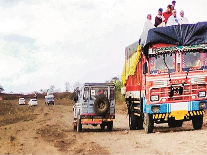Nine years later, the highway has not been built; Life on the Solapur-Hyderabad road became cheaper | नऊ वर्षे उलटूनही महामार्ग होईना; सोलापूर-हैद्राबाद रस्त्यावर जीव झाले स्वस्त Nine years later, the highway has not been built; Life on the Solapur-Hyderabad road became cheaper | नऊ वर्षे उलटूनही महामार्ग होईना; सोलापूर-हैद्राबाद रस्त्यावर जीव झाले स्वस्त
