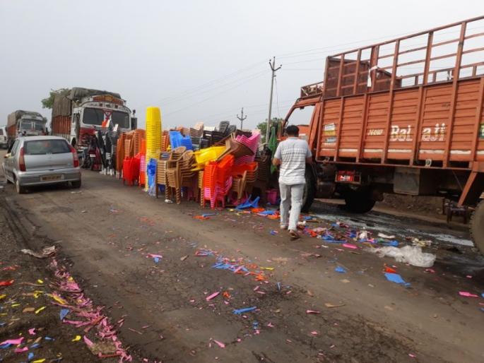 Road traffic jam on Jalgaon-Aurangabad route | जळगाव-औरंगाबाद मार्गावर वाकोदनजीक ट्रक उलटल्याने वाहतूक ठप्प, वाहनांच्या रांगा Road traffic jam on Jalgaon-Aurangabad route | जळगाव-औरंगाबाद मार्गावर वाकोदनजीक ट्रक उलटल्याने वाहतूक ठप्प, वाहनांच्या रांगा