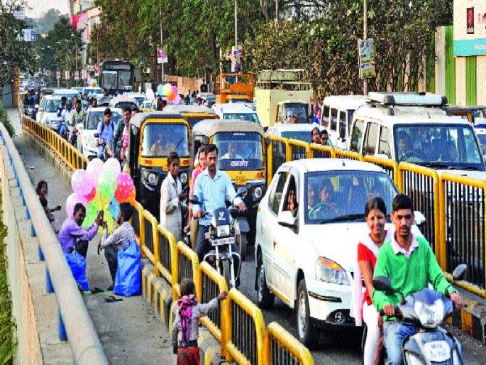 Nigdi to Pimpri: It's been a ten-minute journey | निगडी ते पिंपरी : दहा मिनिटांचा प्रवास झाला तासाचा Nigdi to Pimpri: It's been a ten-minute journey | निगडी ते पिंपरी : दहा मिनिटांचा प्रवास झाला तासाचा