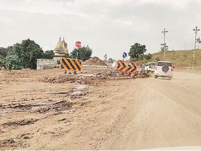 Road dust in political allegations; Many road works in the district came to a standstill | राजकीय आरोपांत रस्त्यांचा धुराळा; जिल्ह्यातील अनेक रस्त्यांची कामे ठप्प Road dust in political allegations; Many road works in the district came to a standstill | राजकीय आरोपांत रस्त्यांचा धुराळा; जिल्ह्यातील अनेक रस्त्यांची कामे ठप्प