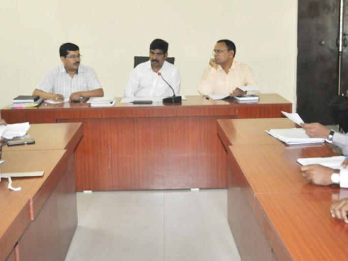 Speed up road work in Solapur district - Collector | सोलापूर जिल्ह्यातील रस्त्यांच्या कामांना गती द्यावी - जिल्हाधिकारी Speed up road work in Solapur district - Collector | सोलापूर जिल्ह्यातील रस्त्यांच्या कामांना गती द्यावी - जिल्हाधिकारी