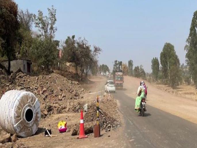 drivers are suffering from dust Due to Kolhapur-Ratnagiri road works | कोल्हापूर-रत्नागिरी रस्त्याचे काम, धुळीने वाहनचालक जाम