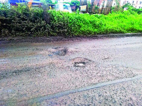 The quarry line from Katraj to Dehurode highway! | कात्रज ते देहूरोड महामार्गावर खड्ड्यांची रांग !