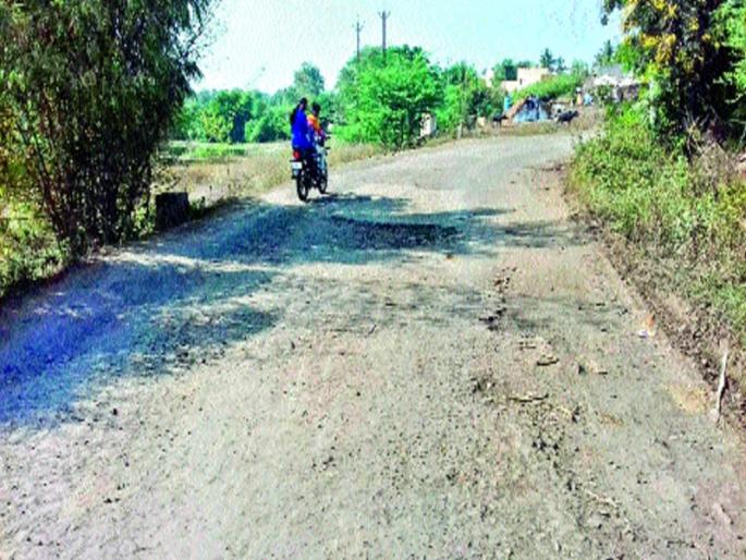 Due to heavy vehicles, road potholes on the road | जड वाहनांमुळे रस्त्यावर जागोजागी खड्डे Due to heavy vehicles, road potholes on the road | जड वाहनांमुळे रस्त्यावर जागोजागी खड्डे