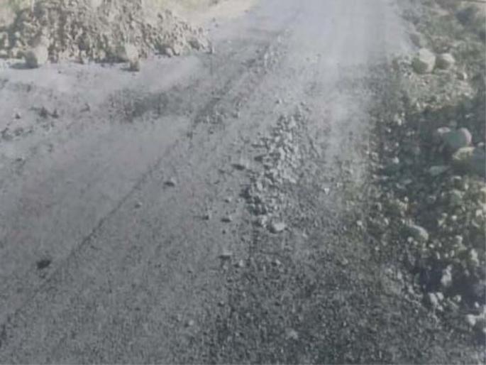 Road condition of the road due to contractual repair by murmur | ठेकेदाराने मुरुमची वाहतूक केल्याने रस्त्याची दुरवस्था Road condition of the road due to contractual repair by murmur | ठेकेदाराने मुरुमची वाहतूक केल्याने रस्त्याची दुरवस्था