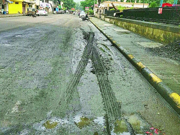 Water, sewage type, due to road work errors | रस्त्यांच्या कामामधील त्रुटीमुळेच पाणी, गाळ साचण्याचे प्रकार Water, sewage type, due to road work errors | रस्त्यांच्या कामामधील त्रुटीमुळेच पाणी, गाळ साचण्याचे प्रकार