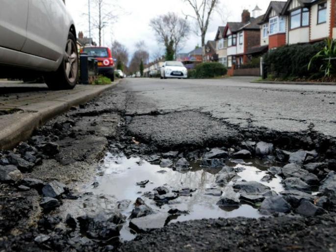 Solid road in Solapur city | सोलापूर शहरातील रस्त्यांची झाली चाळण 
