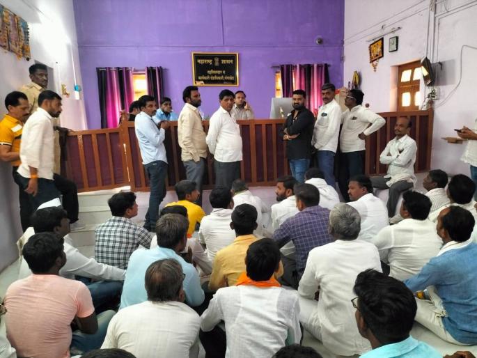 Thiya of 'Swabhimani' for Panand Road; Road at Masla, 400 Farmers in Tehsil Office | पाणंद रस्त्यासाठी ‘स्वाभिमानी’चा ठिय्या; मसला येथील रस्ता, ४०० शेतकरी तहसिल कार्यालयात Thiya of 'Swabhimani' for Panand Road; Road at Masla, 400 Farmers in Tehsil Office | पाणंद रस्त्यासाठी ‘स्वाभिमानी’चा ठिय्या; मसला येथील रस्ता, ४०० शेतकरी तहसिल कार्यालयात