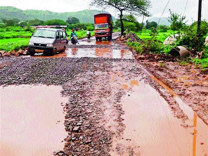 Nawalakh Umbre road in the pothole | नवलाख उंब्रे रस्ता खड्ड्यात Nawalakh Umbre road in the pothole | नवलाख उंब्रे रस्ता खड्ड्यात