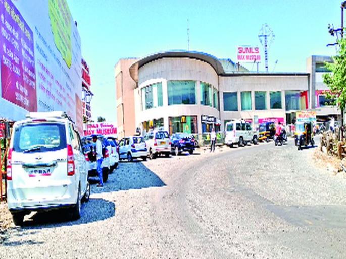 Vehicle parking on footpath, traffic lock | पदपथावर वाहन पार्किंग, वाहतूकीचा खोळंबा