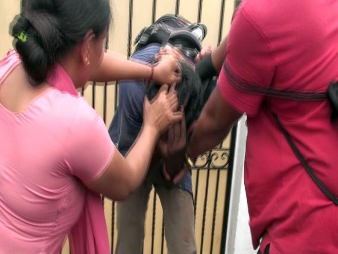 Woman and girls wandered through the car coming from the premises | कारमधून येत परिसरात पायी फिरून महिला-मुलींना छेडणार्या विकृत तरुणास महिलांनी दिला ‘सॅण्डल’चा चोप  Woman and girls wandered through the car coming from the premises | कारमधून येत परिसरात पायी फिरून महिला-मुलींना छेडणार्या विकृत तरुणास महिलांनी दिला ‘सॅण्डल’चा चोप
