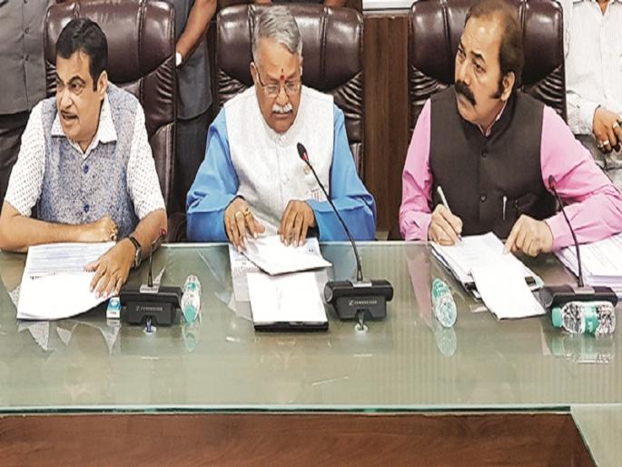'Golden Triangle' project are in trouble; Road work announced for Marathwada slow down | ‘गोल्डन ट्रँगल’ तीन यंत्रणांच्या कचाट्यात; मराठवाड्यासाठी घोषणा केलेल्या रस्त्यांची कामे संथगतीने 'Golden Triangle' project are in trouble; Road work announced for Marathwada slow down | ‘गोल्डन ट्रँगल’ तीन यंत्रणांच्या कचाट्यात; मराठवाड्यासाठी घोषणा केलेल्या रस्त्यांची कामे संथगतीने